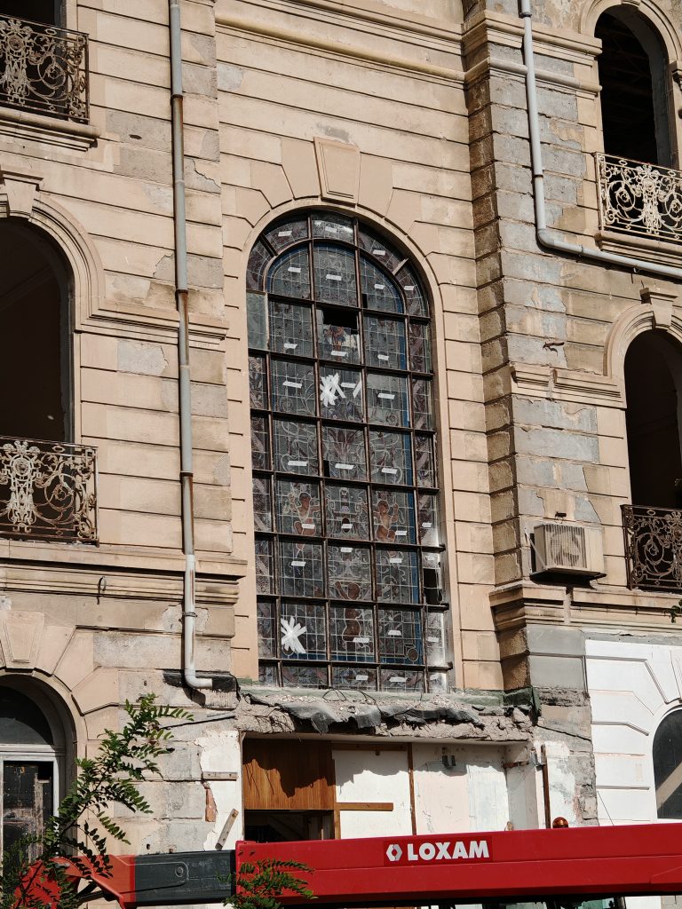 Numérotation des panneaux du vitrail avant dépose, Manoir Quai Vallières, Narbonne.