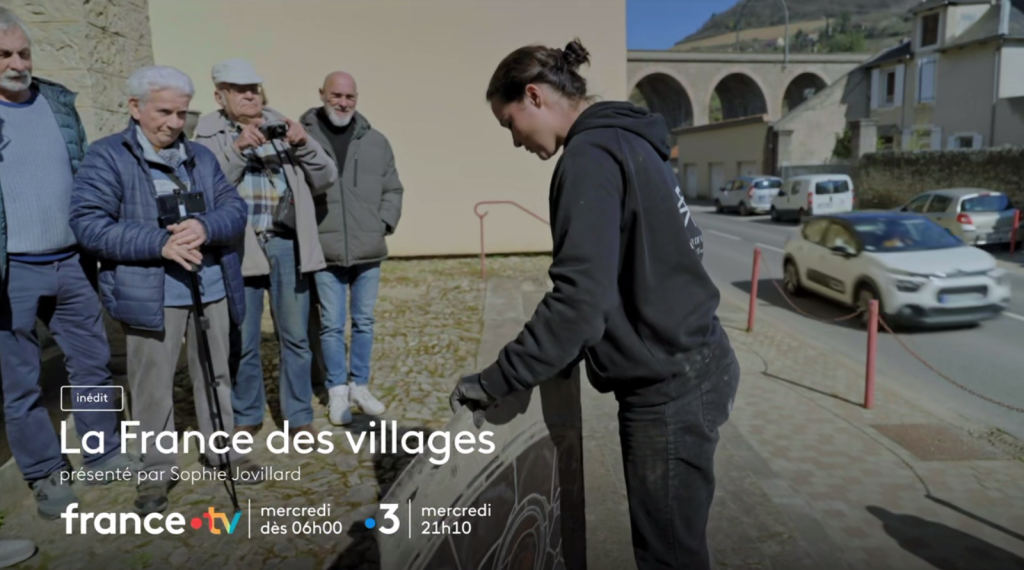 Lola Pradeilles avec des villageois de Millau, tournage France 3